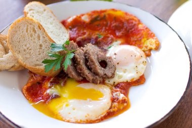 Sosis ve yumurta taze Fransız ekmeği ile