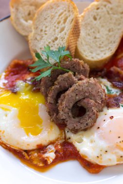 Sosis ve yumurta taze Fransız ekmeği ile