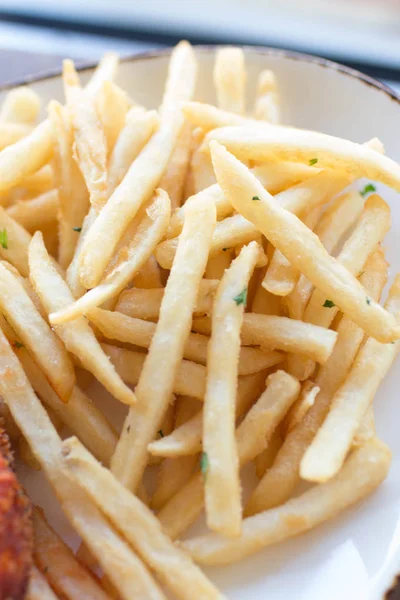 Gyllene krispiga pommes frites — Stockfoto