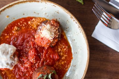 Ahşap arka plan üzerinde köfte örnekleyici