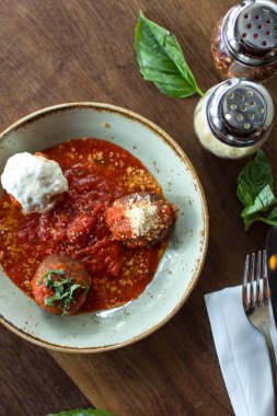 Ahşap arka plan üzerinde köfte örnekleyici