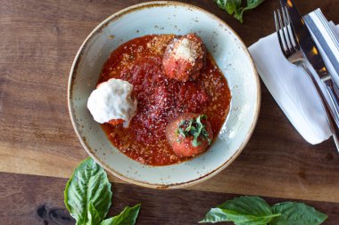 Ahşap arka plan üzerinde köfte örnekleyici