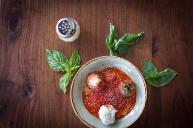 Ahşap arka plan üzerinde köfte örnekleyici