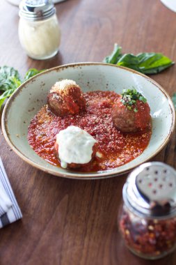 Ahşap arka plan üzerinde köfte örnekleyici