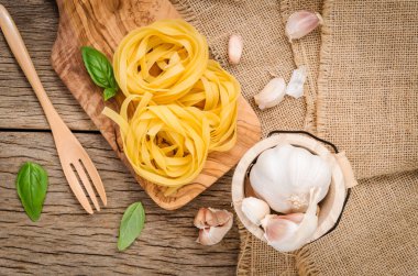 Fettuccine makarna kesme ahşap üzerine kurmak. Fettuccine makarna ingred