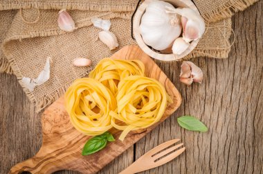 Fettuccine makarna kesme ahşap üzerine kurmak. Fettuccine makarna ingred