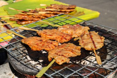 Tay geleneksel yemek, tatlı ve tuzlu soslu domuz eti ızgara.