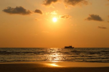 Günbatımı zamanı. Gün batımında tekne turu. Koh Chan gün batımında, deniz manzarası