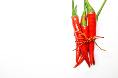 Beyaz zemin üzerine kırmızı biber. izole taze sıcak biber 