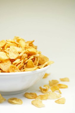 Beyaz bir kase tahıl Cornflake. Çocuklar için kolay kahvaltı. Zlı