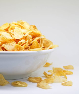 Beyaz bir kase tahıl Cornflake. Çocuklar için kolay kahvaltı. Zlı