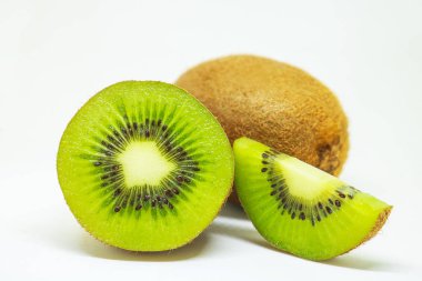 Beyaz arka plan üzerinde izole taze kivi meyve. Kivi onun hea