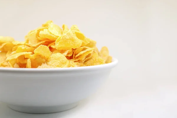 Cereais de floco de milho em uma tigela branca. Pequeno-almoço fácil para crianças. Quic. — Fotografia de Stock