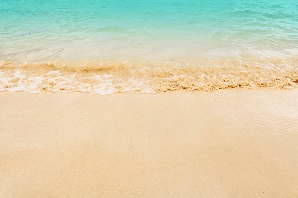 Soft wave on the beach. Summer season on empty tropical beach wi — Stock Photo, Image