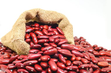Kırmızı fasulye veya kırmızı börülce kenevir içinde çuval izole üzerinde beyaz arka plan
