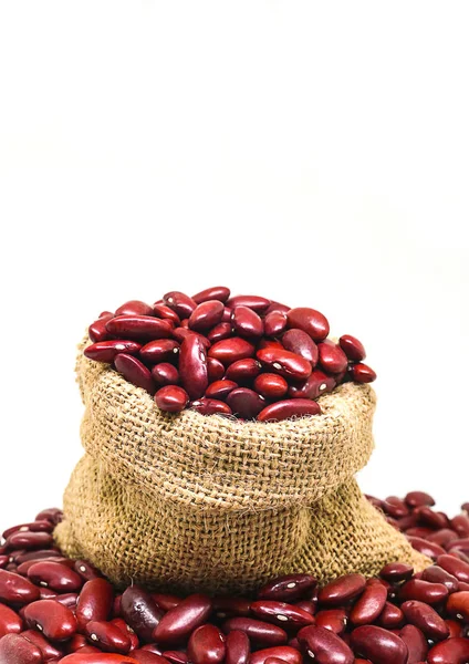 Feijão vermelho ou feijão vermelho em saco de cânhamo isolado sobre fundo branco — Fotografia de Stock