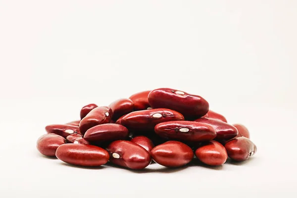 Rode bonen of rode kidney bonen geïsoleerd op witte achtergrond. — Stockfoto