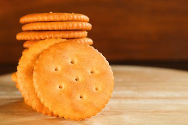 ahşap arka plan üzerine tereyağı bisküvi kraker kurmak