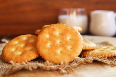 tereyağı bisküvi kraker ve süt ahşap arka plan üzerinde kurmak