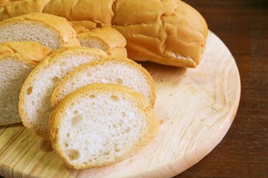 taze ekmek slayt üzerinde ahşap kesme tahtası