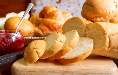 taze ekmek slayt üzerinde ahşap kesme tahtası ve reçel