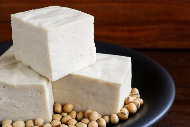 Soya soya peyniri veya fasulye lor, ahşap arka plan üzerinde Vejetaryen yiyecekler.