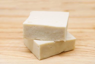 Soya soya peyniri veya fasulye lor, ahşap arka plan üzerinde Vejetaryen yiyecekler.