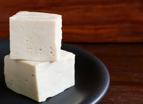 Соєвий тофу або бобовий сир, вегетаріанська їжа на дерев'яному фоні . — стокове фото