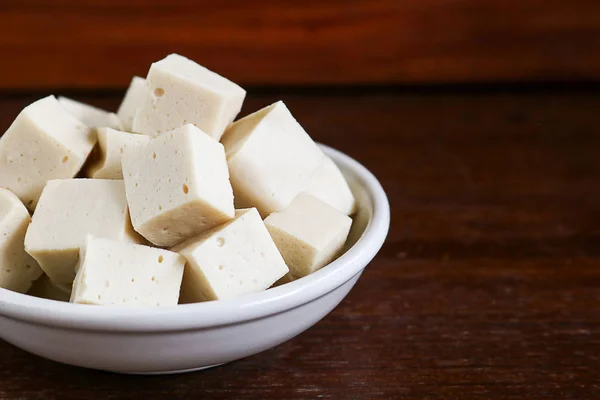 Soja tofu ou coalhada de feijão, comida vegetariana em fundo de madeira . — Fotografia de Stock