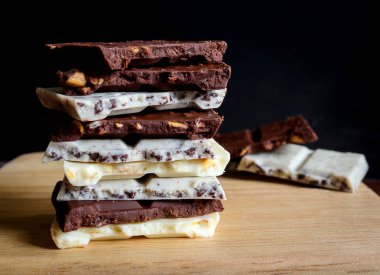 çikolata yığın üzerinde ahşap arka plan.