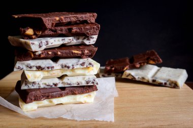 çikolata yığın üzerinde ahşap arka plan.