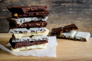 çikolata yığın üzerinde ahşap arka plan.