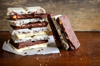 çikolata yığın üzerinde ahşap arka plan.