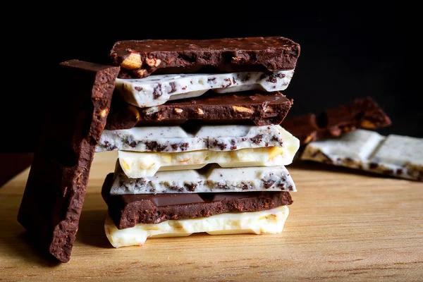 çikolata yığın üzerinde ahşap arka plan.