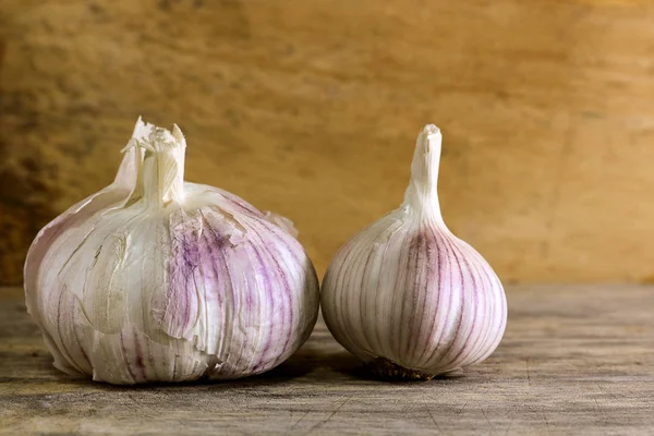 Knoflook, kruidnagel en knoflook bol op houten achtergrond — Stockfoto