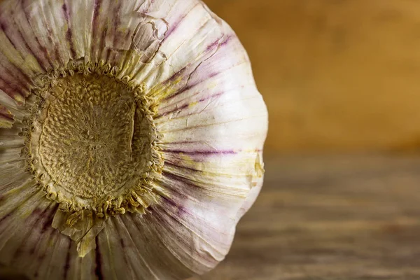 Knoflook, kruidnagel en knoflook bol op houten achtergrond — Stockfoto