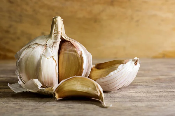 Σκελίδα σκόρδο και σκόρδο λάμπα σε φόντο ξύλινη — Φωτογραφία Αρχείου