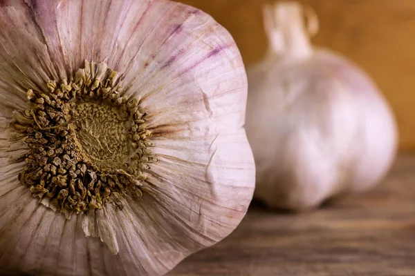 Knoflook, kruidnagel en knoflook bol op houten achtergrond — Stockfoto