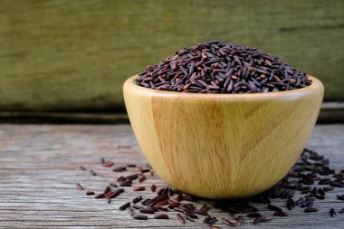 Ahşap kase rustik ahşap arka planda Riceberry.