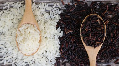 Tahta kaşık Riceberry ve Yasemin pirinç.