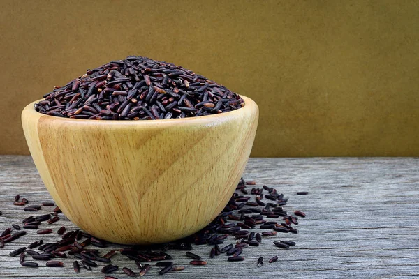 Riceberry en cuenco de madera rústico fondo de madera . —  Fotos de Stock