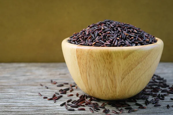 Riceberry en cuenco de madera rústico fondo de madera . —  Fotos de Stock