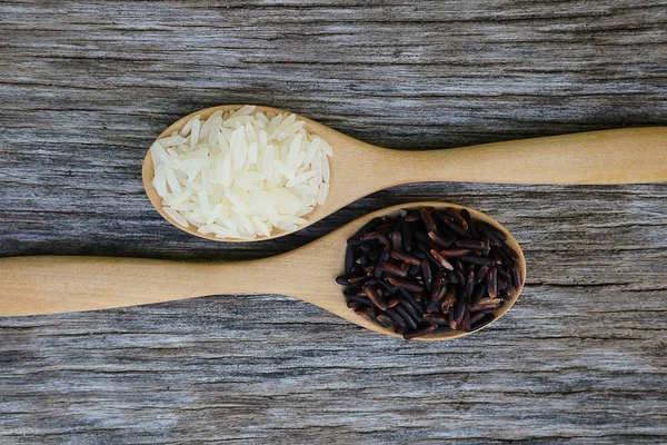 Arroz riceberry y jazmín en cuchara de madera . —  Fotos de Stock