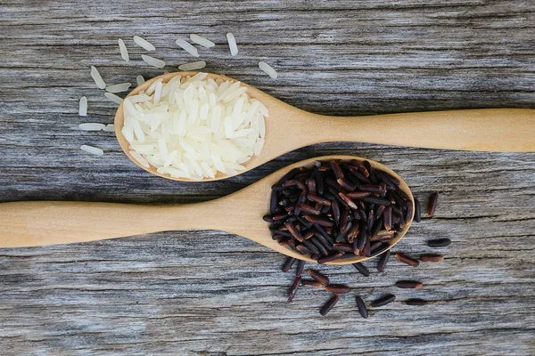 Arroz riceberry y jazmín en cuchara de madera . —  Fotos de Stock