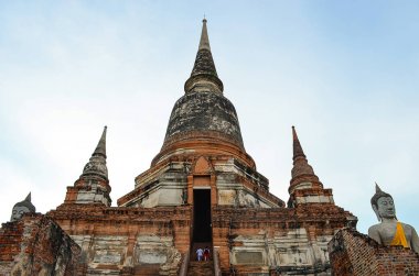 Wat Yai Chaimongkol Pagoda ve Buda heykeli.