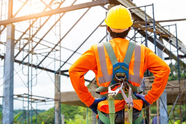 Byggarbetare Med Säkerhetssele Och Grävmaskin Orange Reflekterande Väst Som Står — Stockfoto