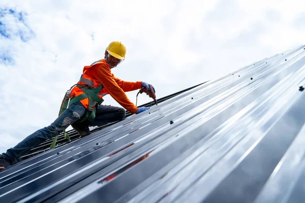 Rooferarbeider Beschermende Uniform Installeren Van Metalen Plaat Top Van Het — Stockfoto