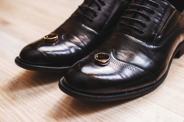 Belles Chaussures Noires Pour Hommes Des Alliances Les Chaussures Marié — Photo