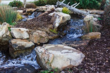 Bir yapay şelale Park ile rahat bir yer.