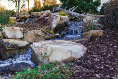 Bir yapay şelale Park ile rahat bir yer.